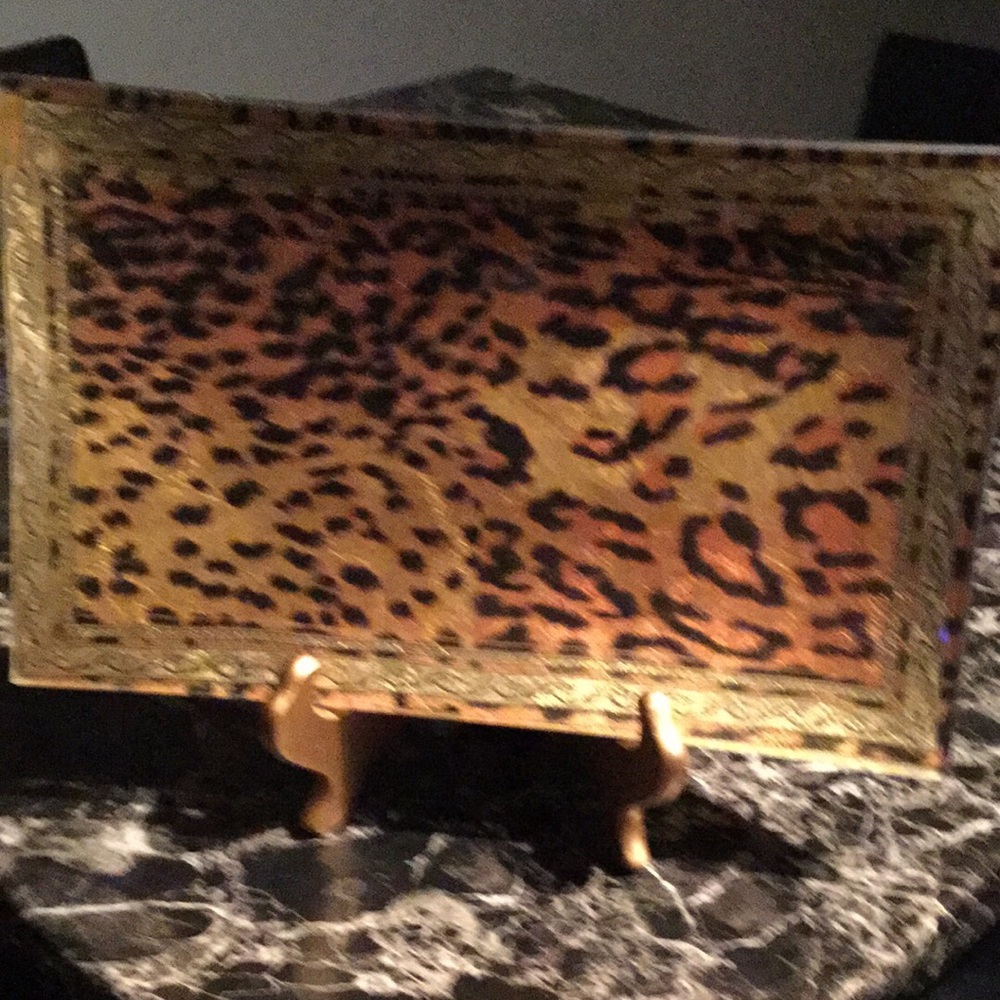 Leopard decoration with stand